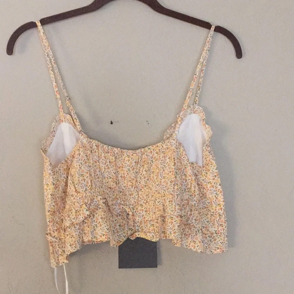 LE LIS Spaghetti Strap Flower Ruffle V Top - Picture 4 of 5
